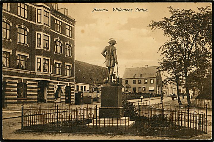 Assens. Willemoes Statue overfor Assens Kaffe Magasin. Johs. Brorsens u/no. 