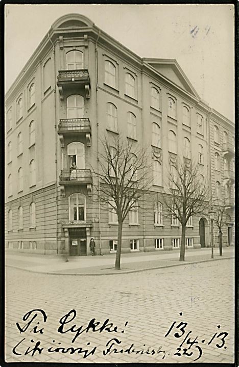 Købh., Ukendt hjørnebygning med Th. Petersens forretning i nro. 49. Fotokort u/no.