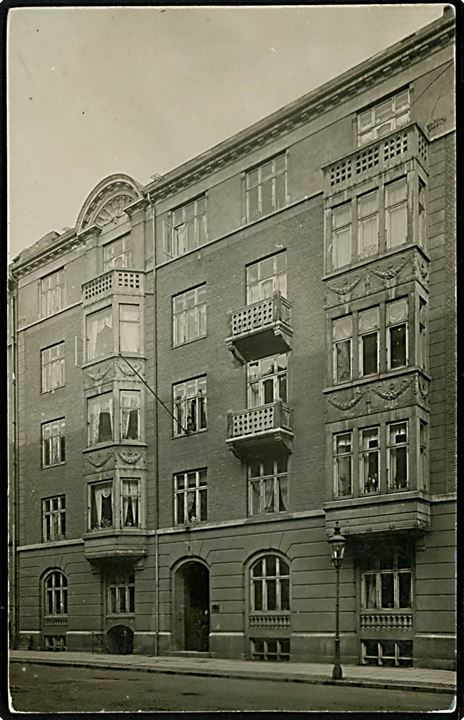 Købh., J. E. Ohlsens Gade 7 på Østerbro. Fotokort u/no.