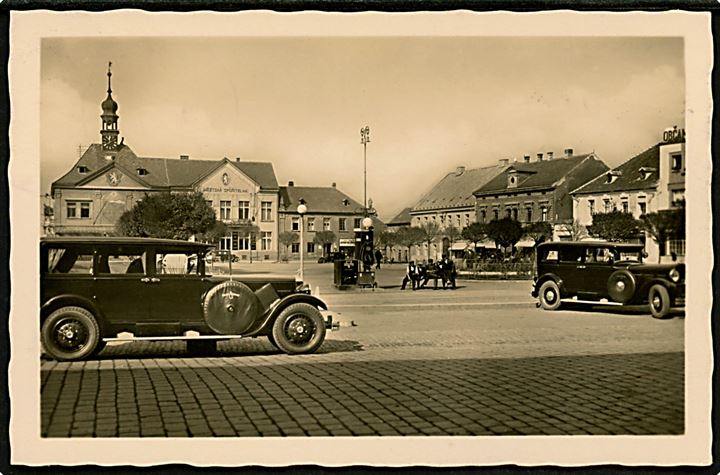 Tjekkoslovakiet, Brandy's n. Lab. Torv med automobiler og benzin stander. 