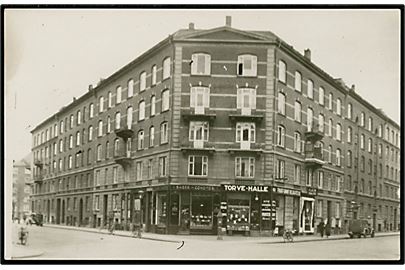 Købh., Ejendom med Torve-Halle. Fotokort fra 1930'erne. U/no.