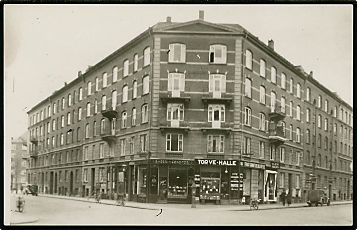 Købh., Ejendom med Torve-Halle. Fotokort fra 1930'erne. U/no.