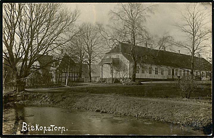 Ullerslev, Herregården Biskopstorp. Fotokort u/no. Dateret i Saaderup og sendt med 5 øre Chr. X (3) fra Ullerslev d. 27.3.1920 til Øster Vraa.