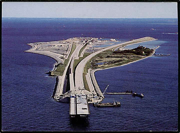 Sprogø under anlæg af den faste Storebælts forbindelse med både bro og tunnel. AA Foto 11/93.