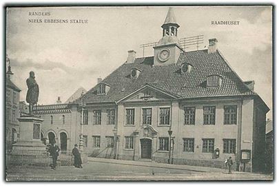 Raadhuset med Niels Ebbesens statue foran i Randers. (Niels Ebbesen, 1308-1340, var en dansk lavadelsmand, der blev nationalhelt, da han dræbte den kullede greve, grev Gerhard 3. af Holsten i Randers 1. april 1340.) W. & M. no. 74.