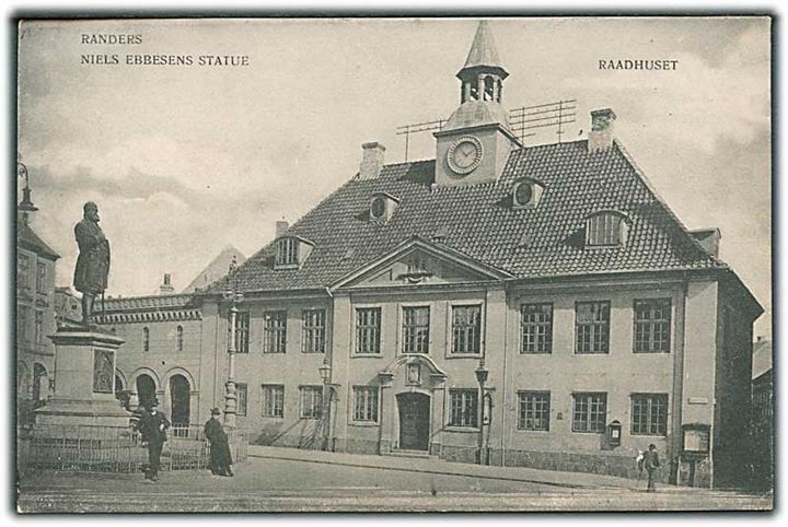 Raadhuset med Niels Ebbesens statue foran i Randers. (Niels Ebbesen, 1308-1340, var en dansk lavadelsmand, der blev nationalhelt, da han dræbte den kullede greve, grev Gerhard 3. af Holsten i Randers 1. april 1340.) W. & M. no. 74.