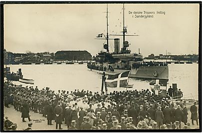 Genforening. Soldater fra Sønderjysk Kommando ankommer til Sønderborg ombord på Olfert Fischer d. 5.5.1920. Stenders u/no.