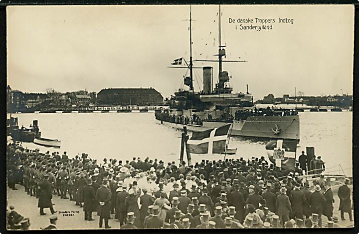 Genforening. Soldater fra Sønderjysk Kommando ankommer til Sønderborg ombord på Olfert Fischer d. 5.5.1920. Stenders u/no.