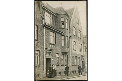 Sønderborg, facade af større byhus. Fotokort u/no anvendt fra Sønderborg 1910.