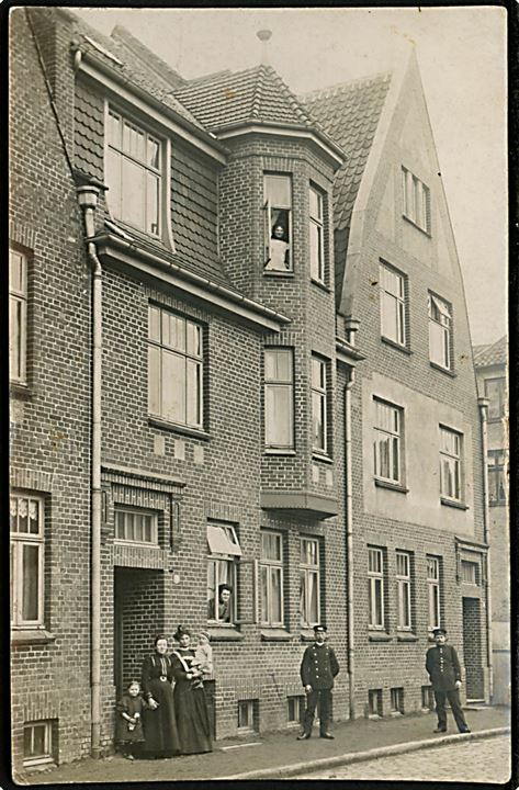 Sønderborg, facade af større byhus. Fotokort u/no anvendt fra Sønderborg 1910.