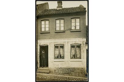 Kolding, facade af mindre byhus. Fotokort brugt fra Kolding 1910.