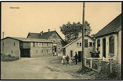 Varnæs, gadeparti med postbud. C. C. Biehl no. 2569.