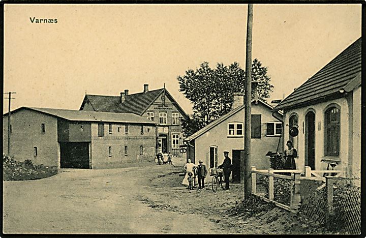 Varnæs, gadeparti med postbud. C. C. Biehl no. 2569.