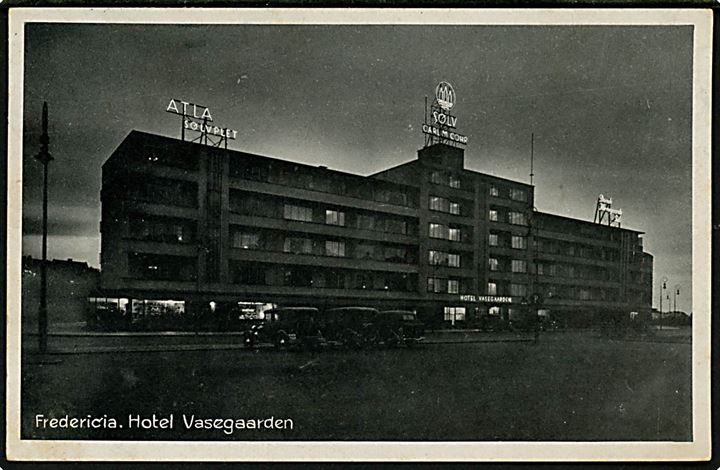 Fredericia, Hotel Vasegaarden i aften belysning. Stenders no. 1