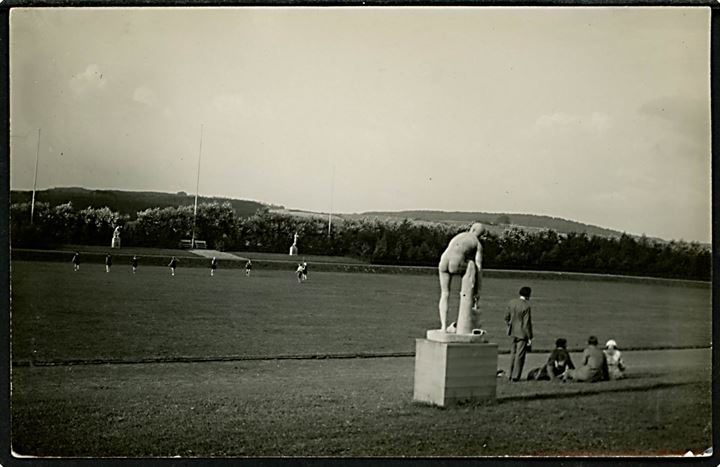 Ollerup, stadion med ved gymnastikhøjskolen med statue. Fotokort u/no.