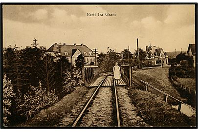 Gram, jernbane med jernbanebro og station i baggrunden. N. Clemmensen no. 404. Ældre kort benyttet 1960.