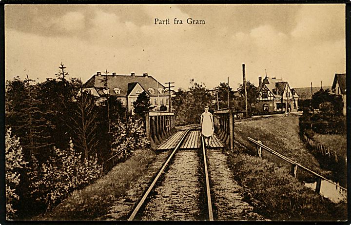 Gram, jernbane med jernbanebro og station i baggrunden. N. Clemmensen no. 404. Ældre kort benyttet 1960.