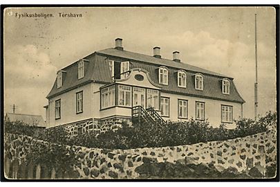 Thorshavn, Fysikusboligen. H. Jacobsen / Stenders no. 42747. Frankeret med 5 øre Chr. X annulleret med brotype Ig Thorshavn d. 12.12.1916 til København. Påskrevet Juleaften.