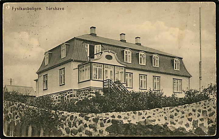 Thorshavn, Fysikusboligen. H. Jacobsen / Stenders no. 42747. Frankeret med 5 øre Chr. X annulleret med brotype Ig Thorshavn d. 12.12.1916 til København. Påskrevet Juleaften.