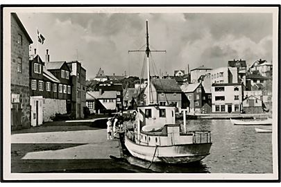 Thorshavn, Müllarsbrúgv. med havn og fiskefartøj. H. N. Jacobsen / Stenders no. 6865.