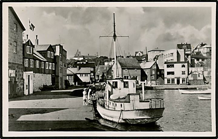 Thorshavn, Müllarsbrúgv. med havn og fiskefartøj. H. N. Jacobsen / Stenders no. 6865.