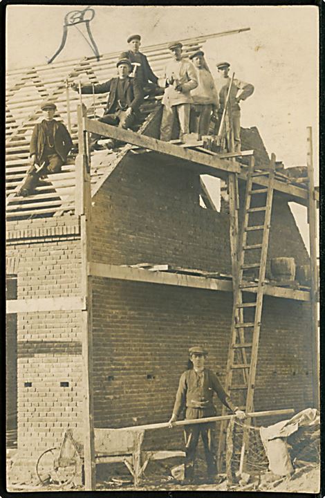 Erhverv, håndværkere under bygning af hus. Fotokort u/no.