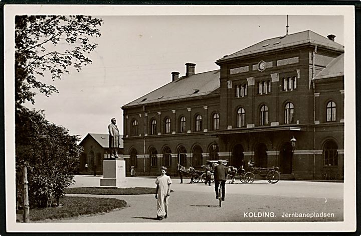 Kolding, jernbanestation med statue af politikeren C. Berg. Stenders no. 02.