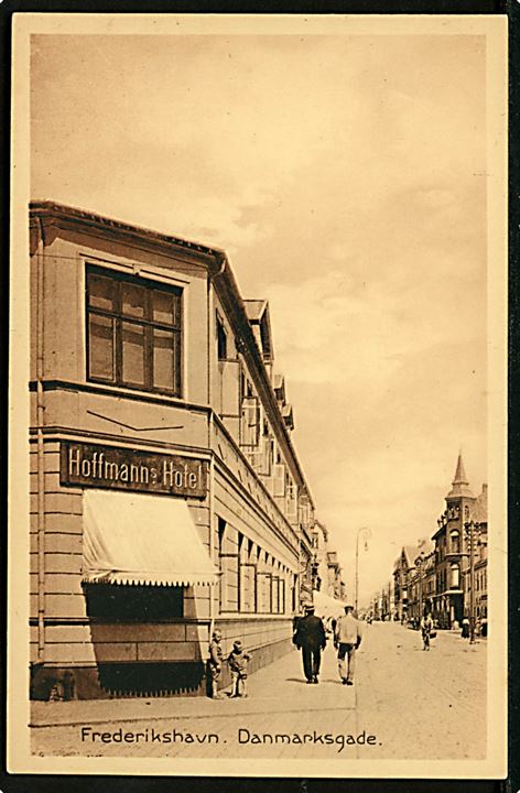 Frederikshavn, Danmarksgade med Hoffmann's Hotel. P. N. Haugaard no. 28252.