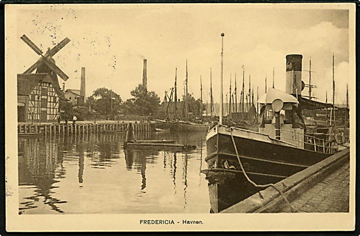 Fredericia, havn med lille dampskib og mølle. E. C. Kull u/no.