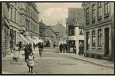 Aarhus. Klostergade med Knud Sørensens Kolonialforretning mf. Stenders no. 5686.