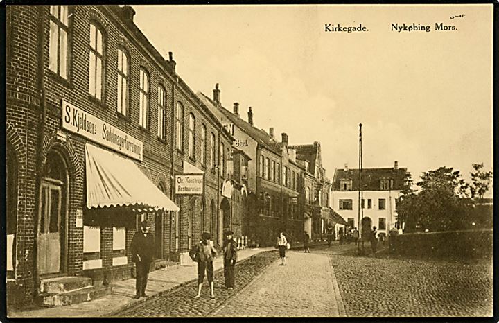 Nykøbing Mors, Kirkegade med S. Kjeldsens Sadelmagerforretning. V. Voetmann u/no.