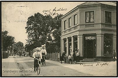 Taarbæk. Strandvejen med S.M. Ravn's butik. Stenders no. 15603.