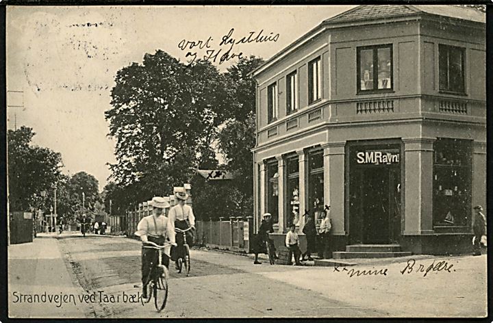 Taarbæk. Strandvejen med S.M. Ravn's butik. Stenders no. 15603.