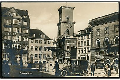 Købh., Gammel Torv med Taxa og Avis automat. Fotokort u/no. 