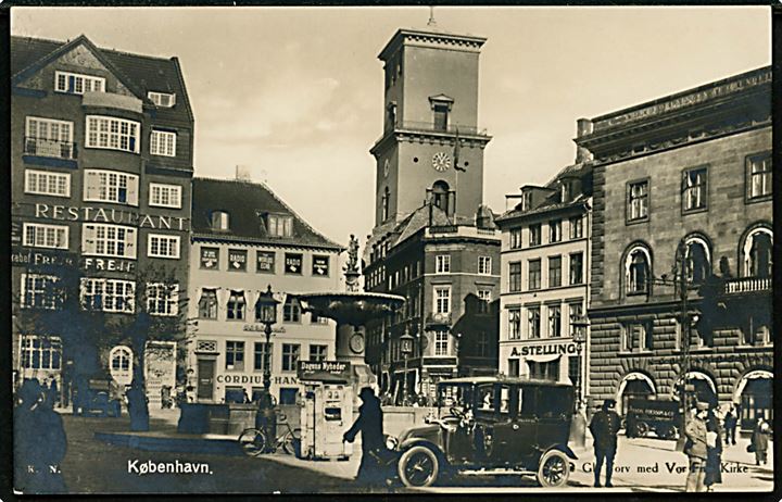 Købh., Gammel Torv med Taxa og Avis automat. Fotokort u/no. 