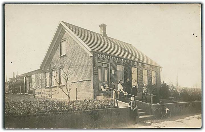 Skrædder A. M. Nielsen's hus med familien foran Villa. Sted ukendt. Fotokort u/no. 