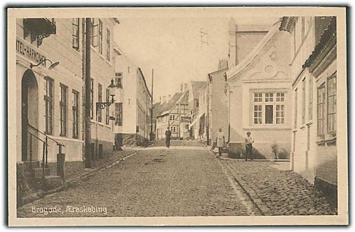 Brogade i Ærøskøbing. Stenders no. 45503. Kortet har været opklæbet.