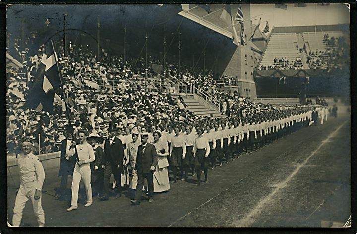 5 öre Gustaf (2) på officielt Olympiade brevkort (Danske kvindegymnastik hold) fra Stockholm d. 10.7.1912 til London, England. Skrevet af dansk kvindelig gymnast “Clara” - no. 15 i inderste række på postkortet. Et mærke med hj.skade.