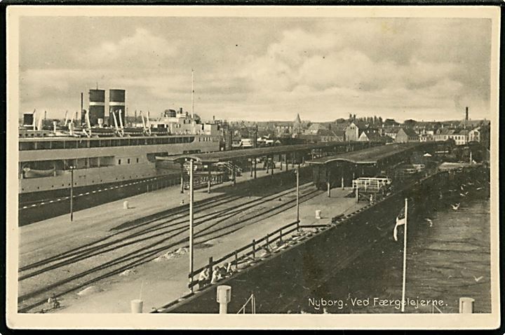 Nyborg. Ved Færgelejerne med færge og jernbanestation. Stenders Nyborg no. 272.