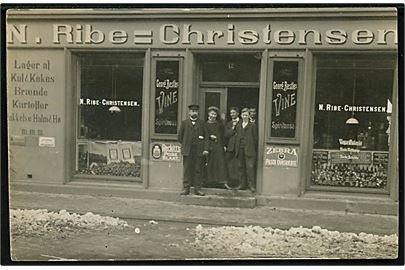 Frederikshavn, Søndergade 42, N. Ribe-Christiansen's kolonialhandel med personale. Facadekort benyttet som julekort med Julemærke 1911.