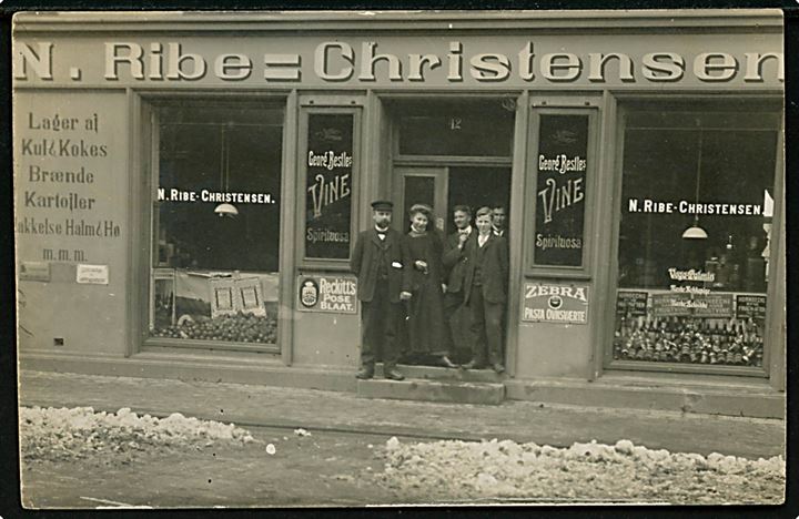 Frederikshavn, Søndergade 42, N. Ribe-Christiansen's kolonialhandel med personale. Facadekort benyttet som julekort med Julemærke 1911.