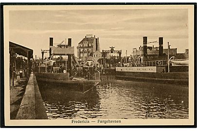 Fredericia, færgeleje med jernbanefærger - bl.a. Kronprinsesse Louise. J. A. F. u/no.