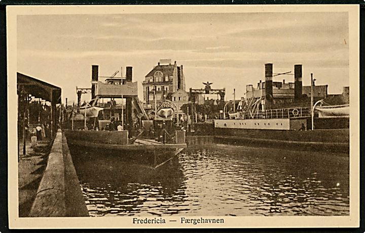 Fredericia, færgeleje med jernbanefærger - bl.a. Kronprinsesse Louise. J. A. F. u/no.