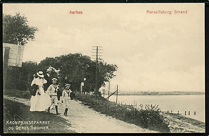 Aarhus, Marselisborg strand med kronprinseparret og deres sønner. J.J.N. no. 4457.