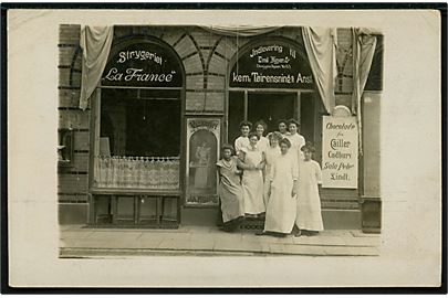 Købh., Strygeriet La France med personale. Fotokort u/no. Frankeret med 10 øre Fr. VIII fra Kjøbenhavn d. 26.7.1910 til Easton, USA.