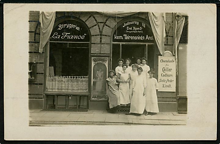 Købh., Strygeriet La France med personale. Fotokort u/no. Frankeret med 10 øre Fr. VIII fra Kjøbenhavn d. 26.7.1910 til Easton, USA.