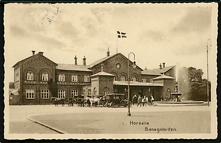 Kolding, jernbanestation og holdende automobiler. Stenders Horsens no. 22.