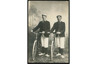 To unge cyklister. Fotokort benyttet fra Odder 1909.