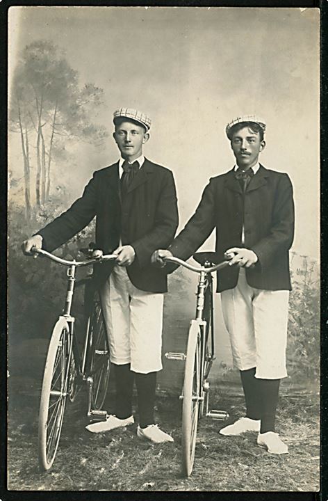 To unge cyklister. Fotokort benyttet fra Odder 1909.