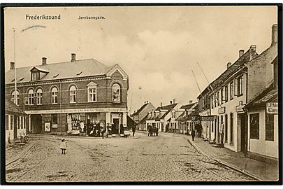 Frederikssund, Jernbanegade med Manufaktur-Huset. U/no.